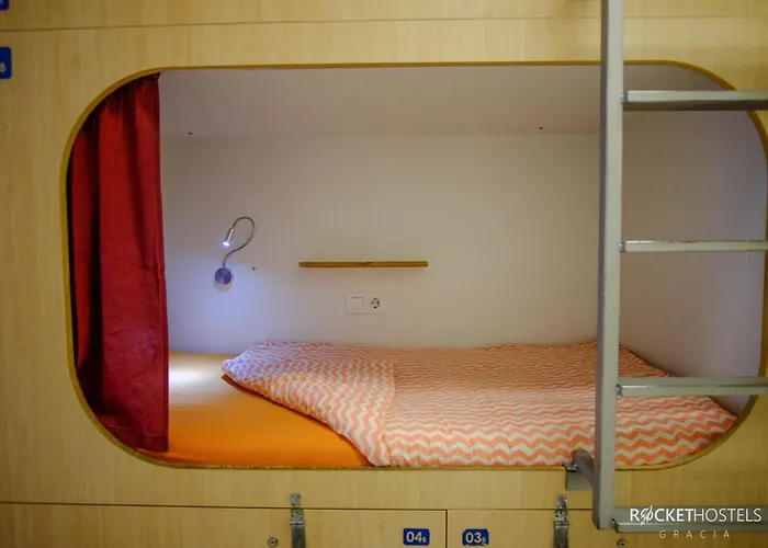 格雷西亚火箭旅舍 *